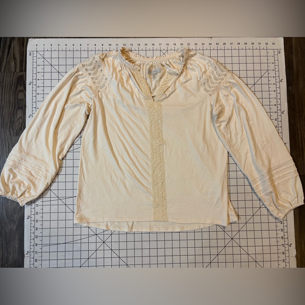 Cupio Women's Medium Off-White Shell Lace Inset Knit Top